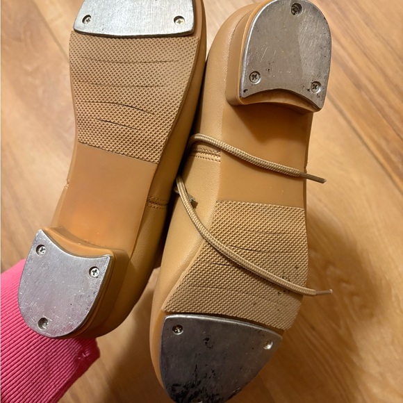 Women’s Tap Shoes - Picture 2 of 3